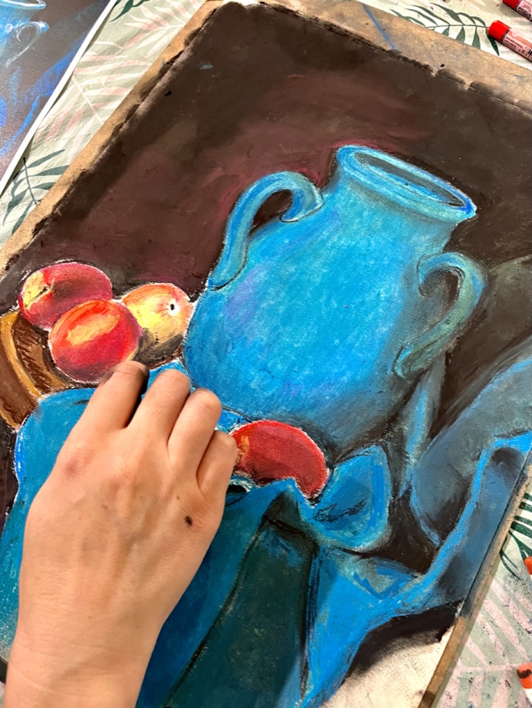 zátiší s modrou vázou - kresba, pastel